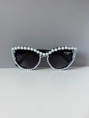 A.J. Morgan Pearl-Trim Cat Eye Sunglasses - Black